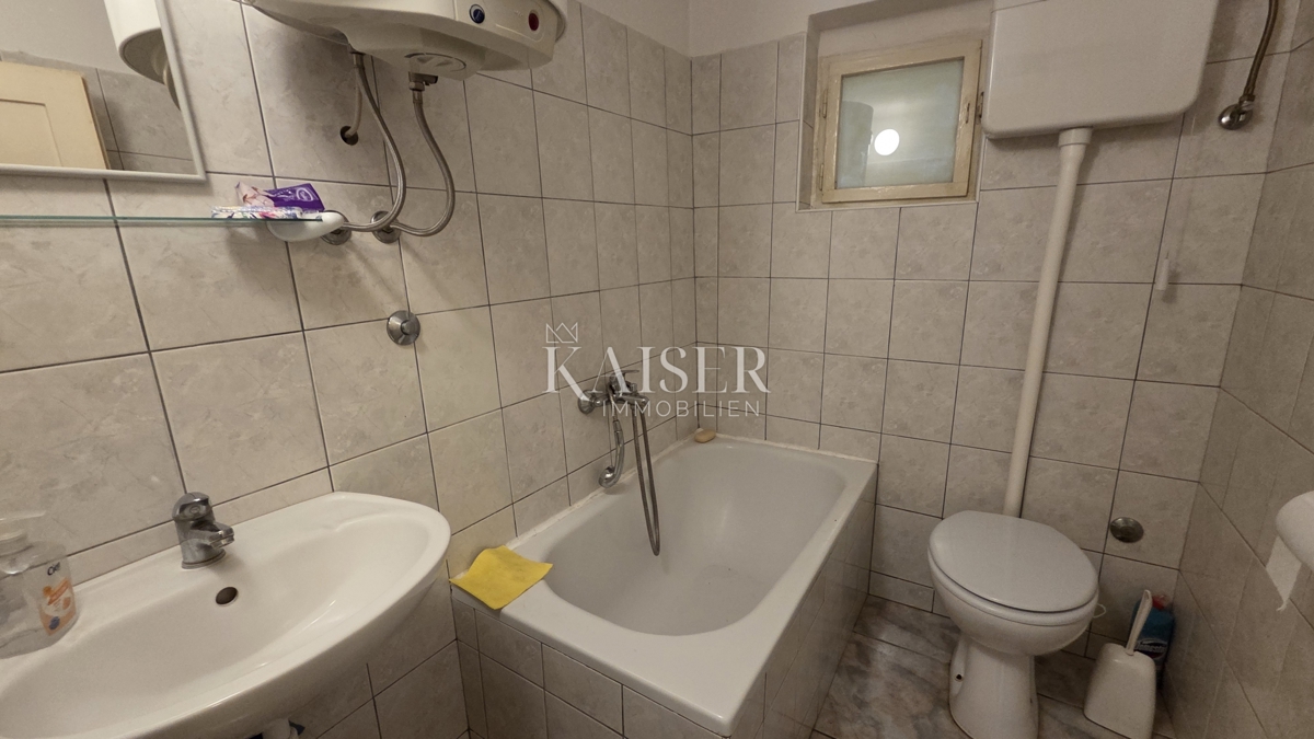 Novi Vinodolski - spaziosa casa in pietra con giardino e garage