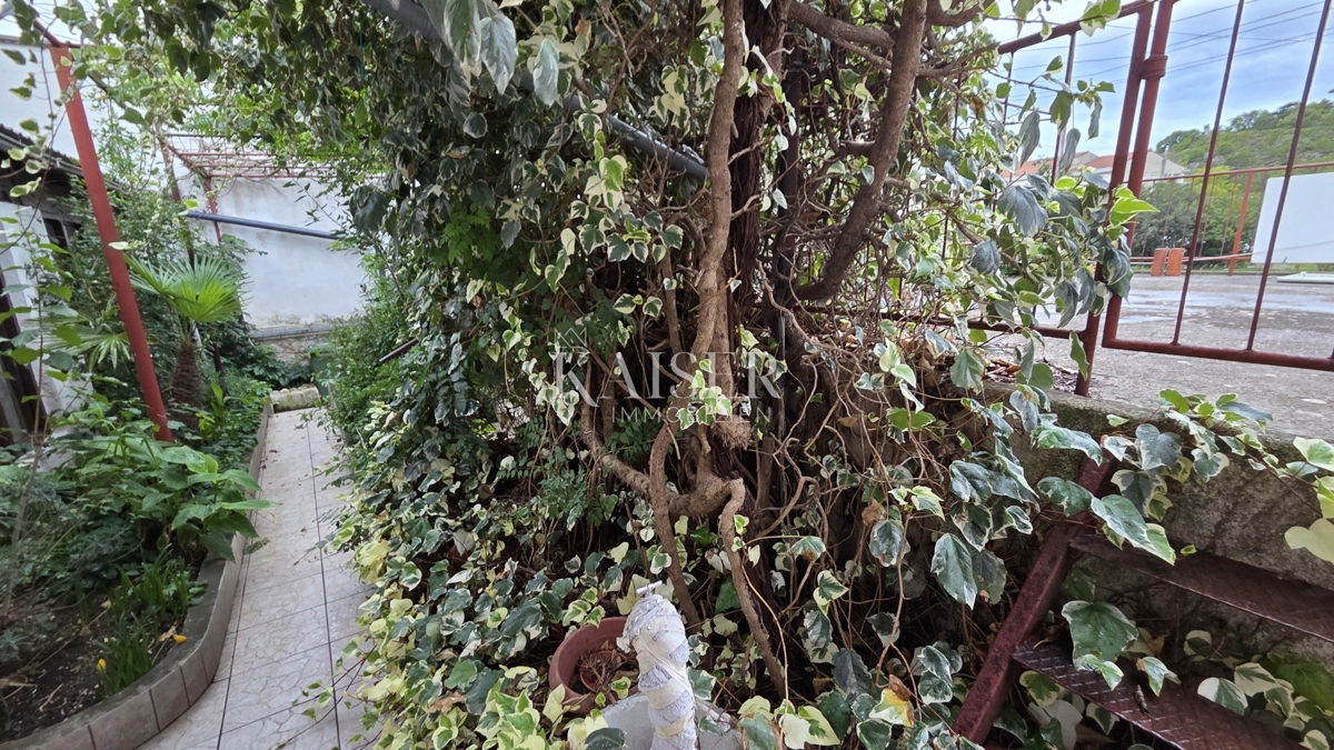 Novi Vinodolski - spaziosa casa in pietra con giardino e garage