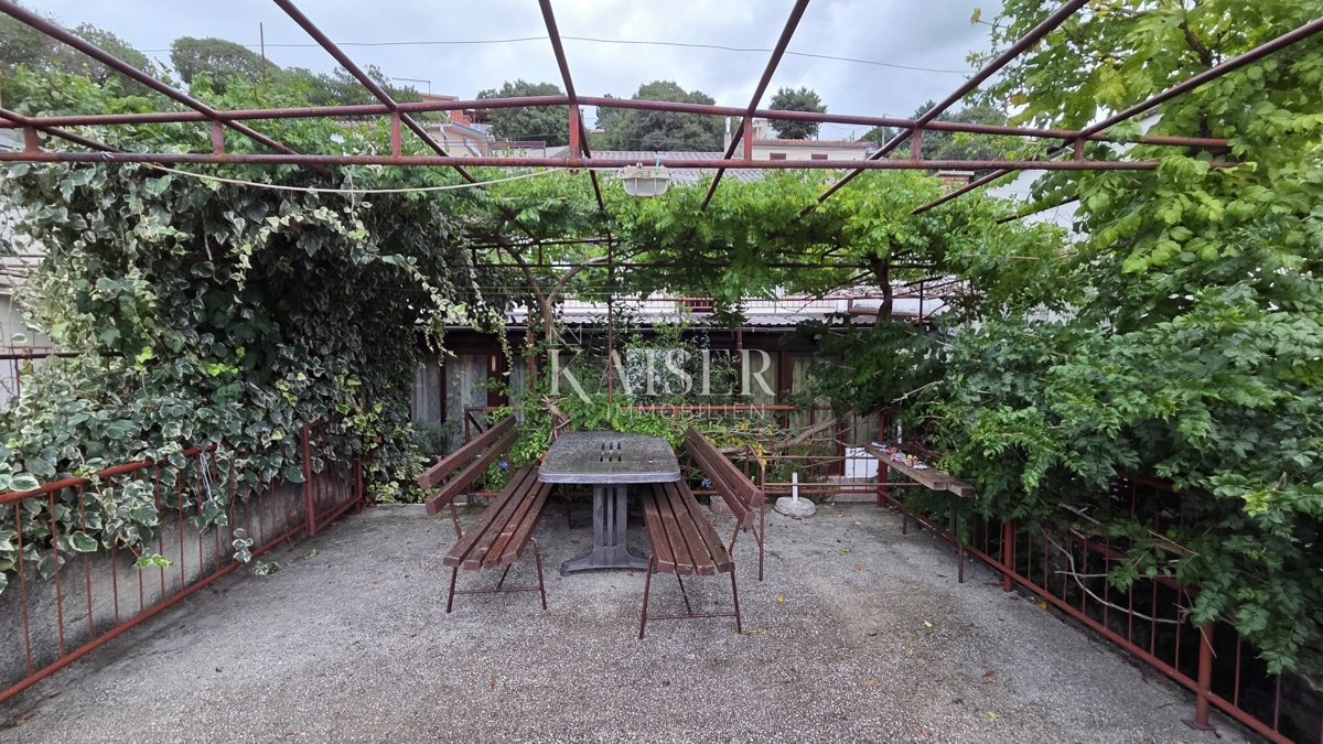 Novi Vinodolski - spaziosa casa in pietra con giardino e garage