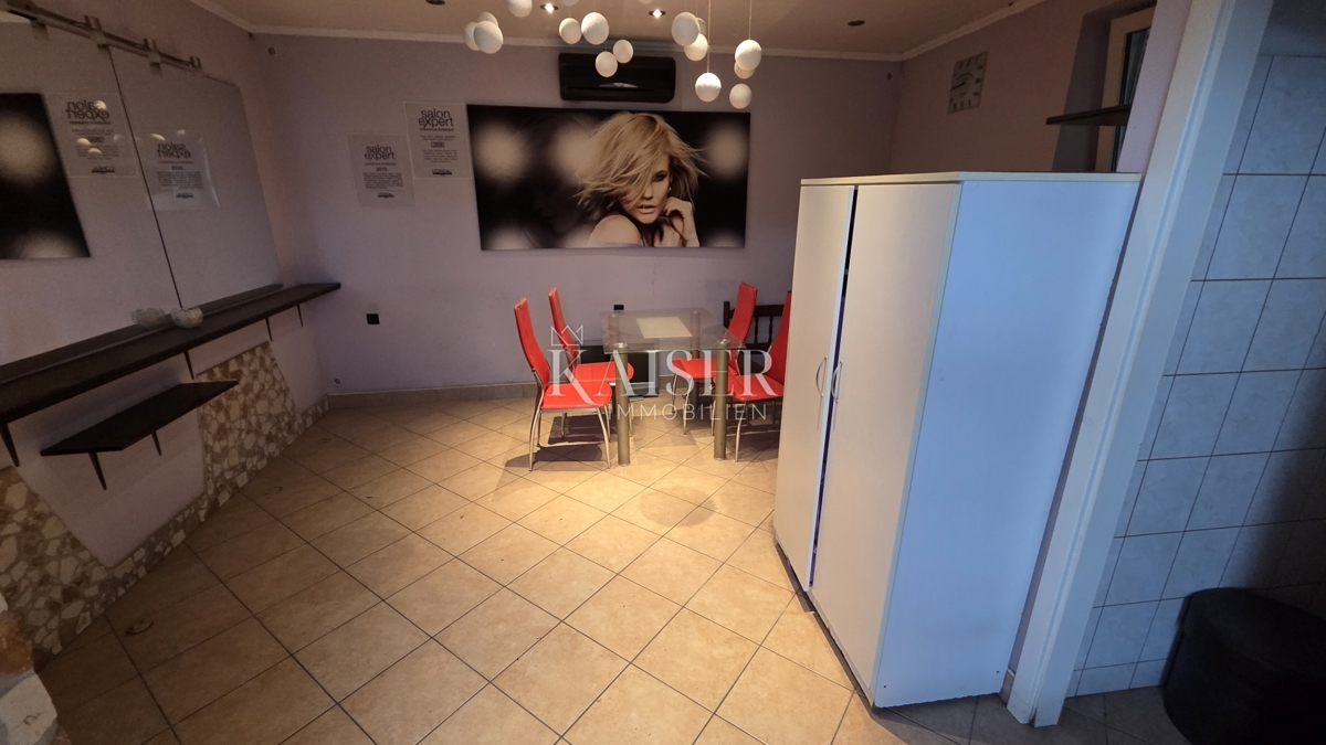 Novi Vinodolski - spaziosa casa in pietra con giardino e garage