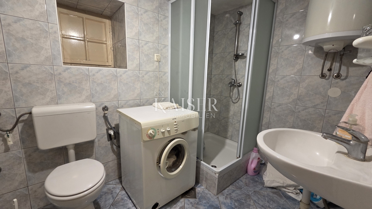 Novi Vinodolski - spaziosa casa in pietra con giardino e garage