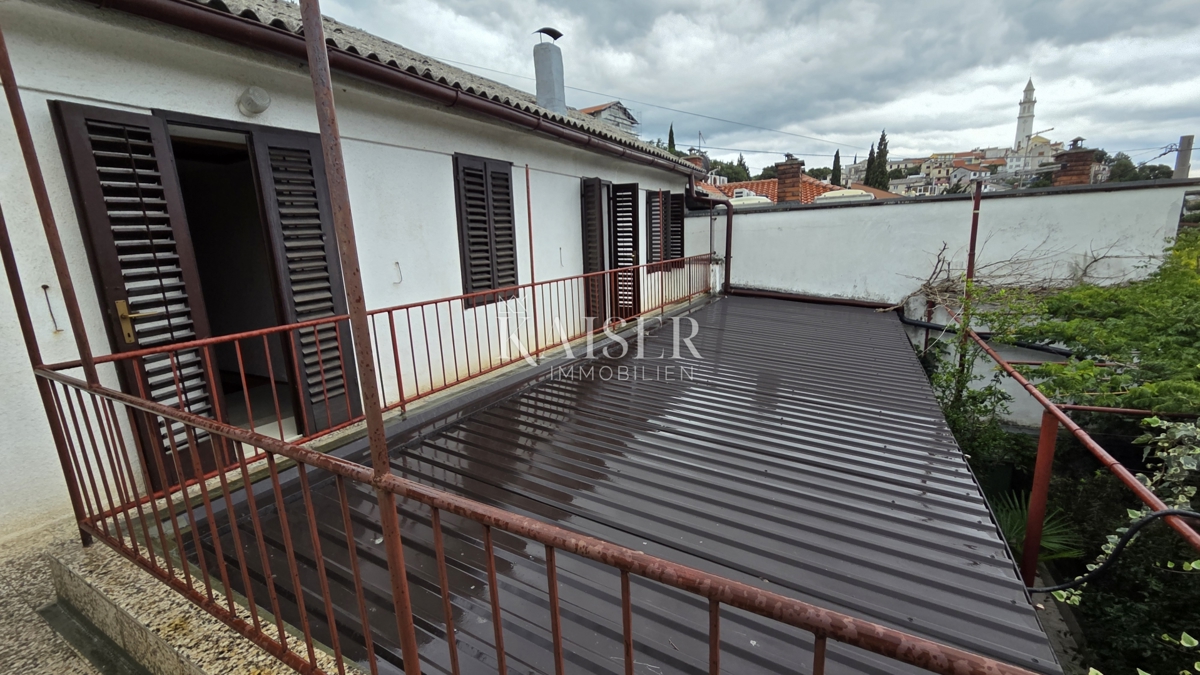 Novi Vinodolski - spaziosa casa in pietra con giardino e garage