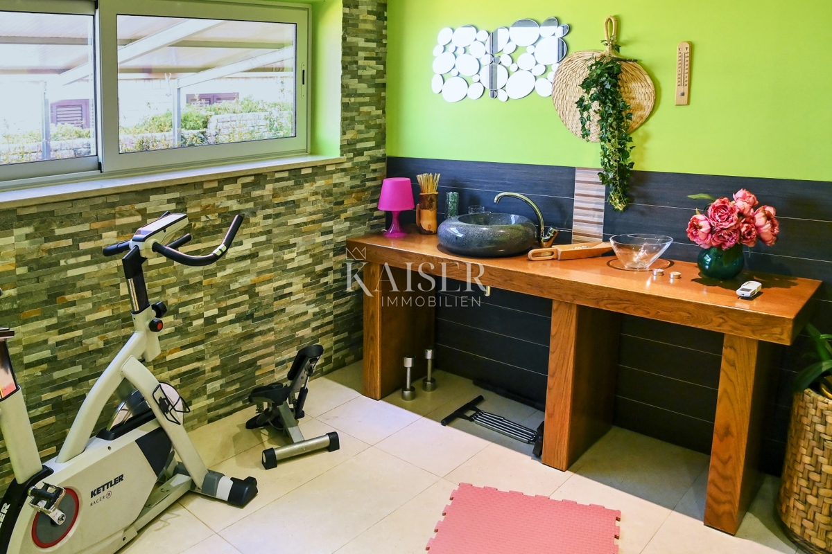 Villa moderna a Kraljevica con piscina, sauna e cantina vinicola 