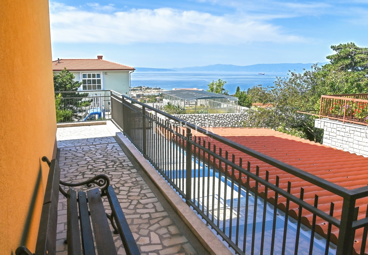 Villa moderna a Kraljevica con piscina, sauna e cantina vinicola 