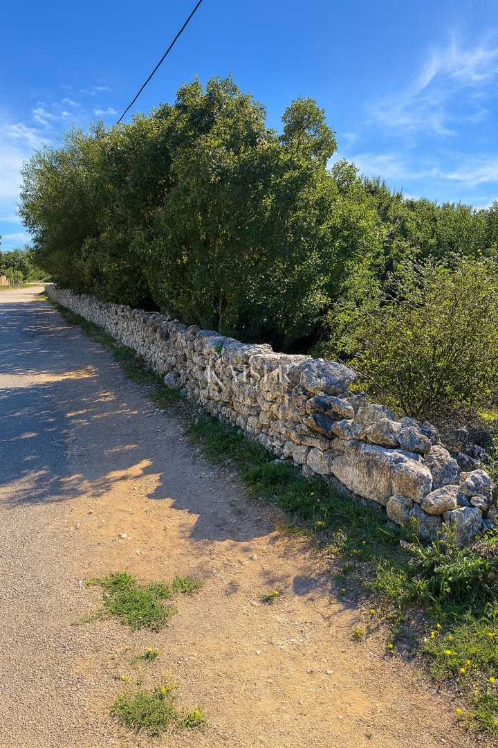 Šibenik – Dubrava | Terreno edificabile di 1819 m² con potenziale per una villa o un investimento