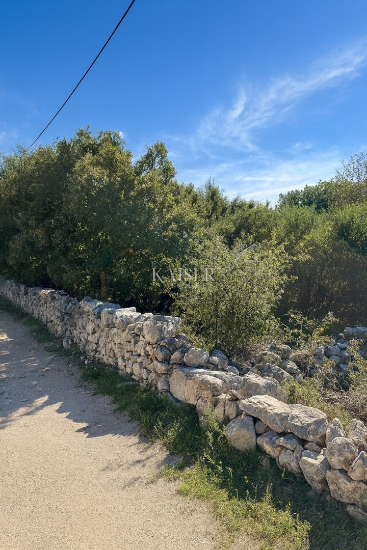 Šibenik – Dubrava | Terreno edificabile di 1819 m² con potenziale per una villa o un investimento