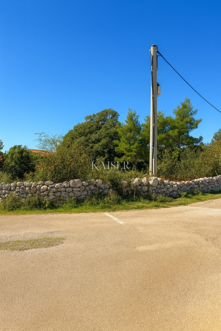 Šibenik – Dubrava | Terreno edificabile di 1819 m² con potenziale per una villa o un investimento