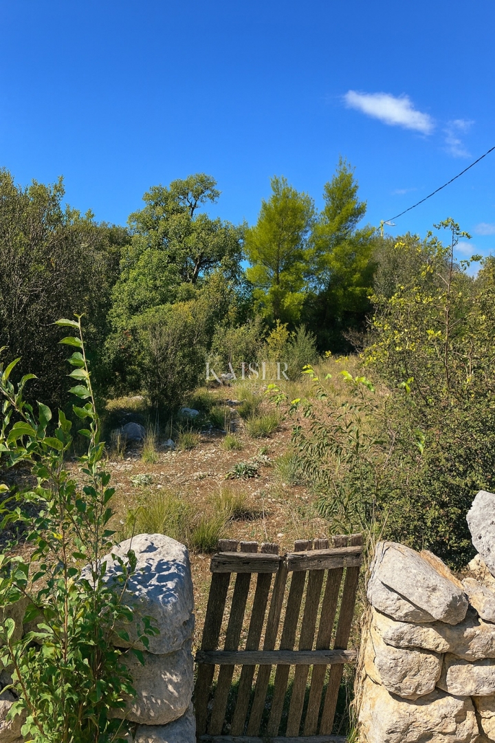 Šibenik – Dubrava | Terreno edificabile di 1819 m² con potenziale per una villa o un investimento