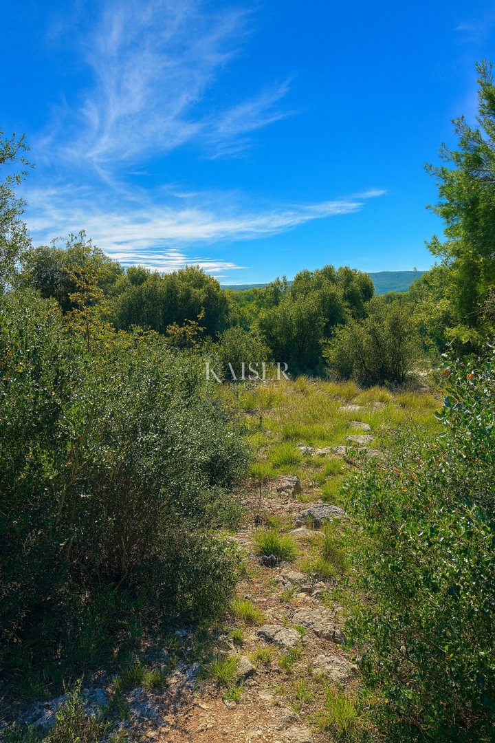 Šibenik – Dubrava | Terreno edificabile di 1819 m² con potenziale per una villa o un investimento