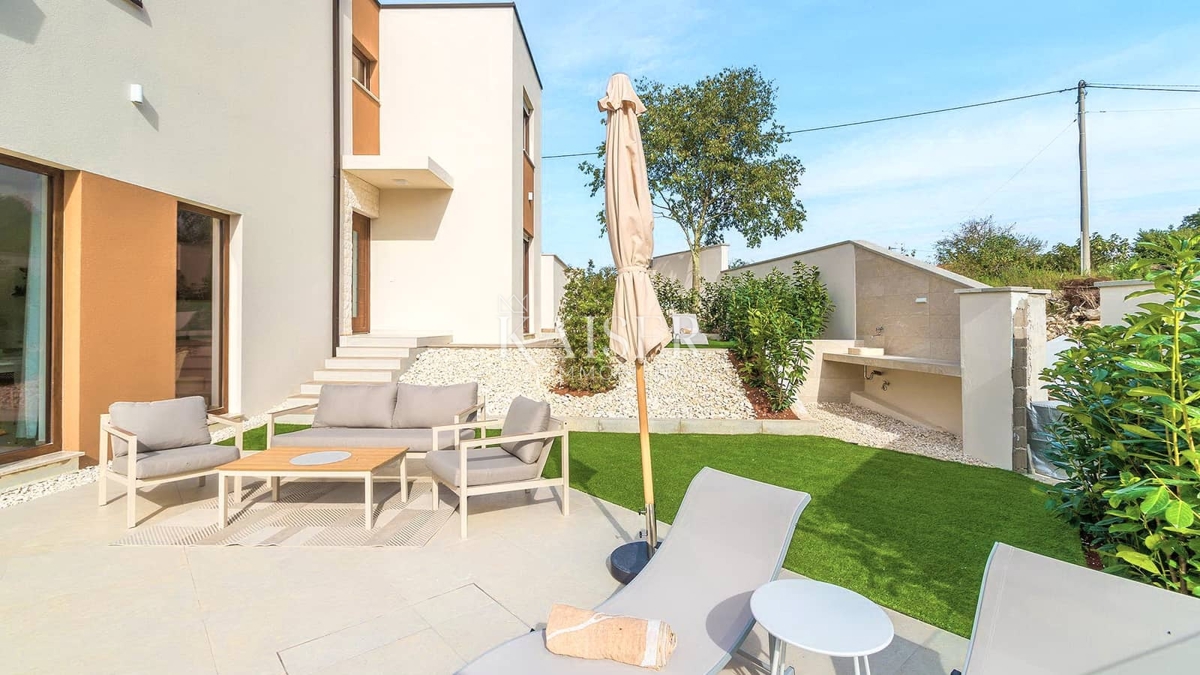 Istria, Svetvincenat - moderna casa bifamiliare con piscina