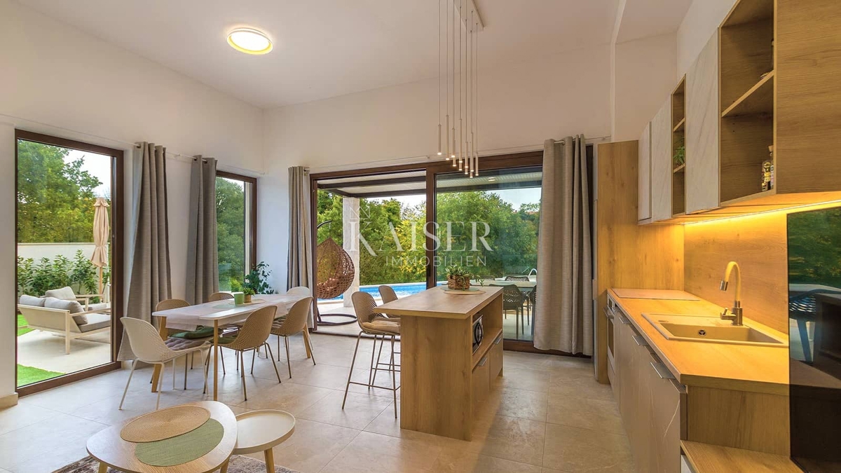 Istria, Svetvincenat - moderna casa bifamiliare con piscina