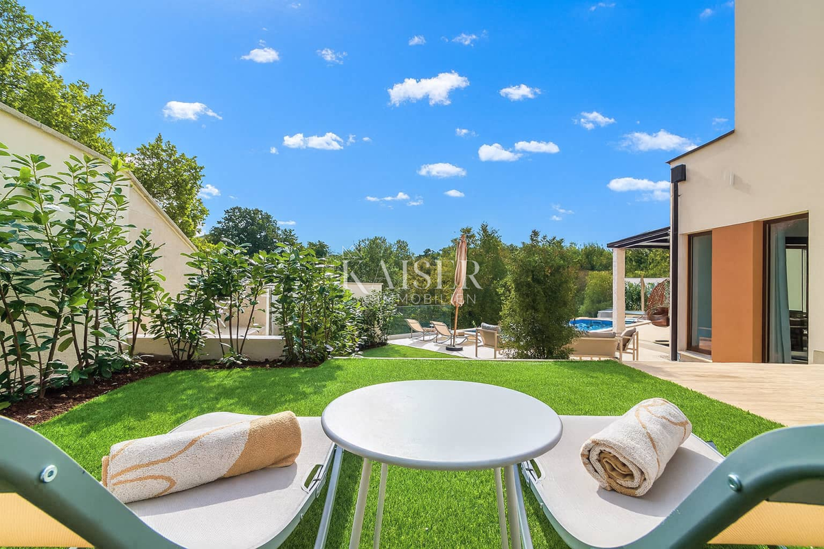 Istria, Svetvincenat - moderna casa bifamiliare con piscina