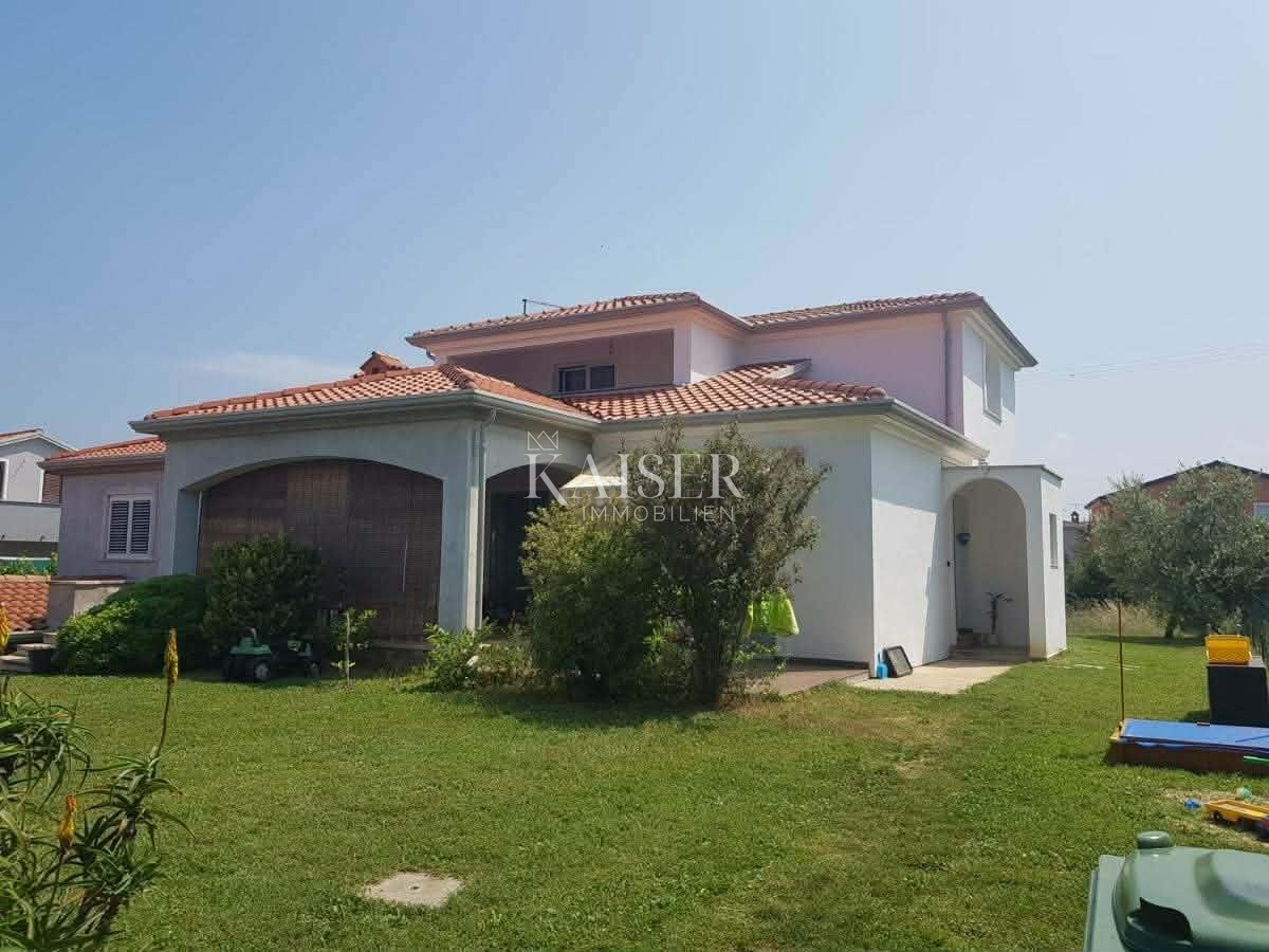 Istria, Umago - dintorni: casa arredata di 200m2 con due appartamenti e un grande giardino di 500m2