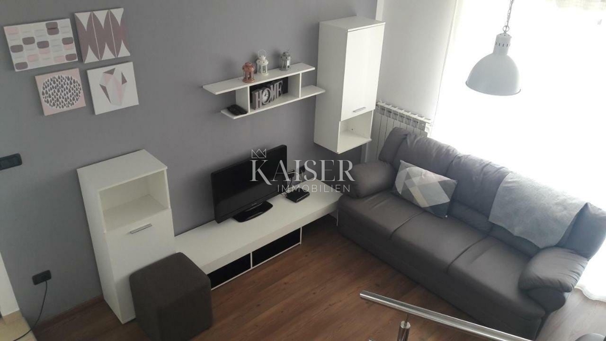 Istria, Umago - dintorni: casa arredata di 200m2 con due appartamenti e un grande giardino di 500m2