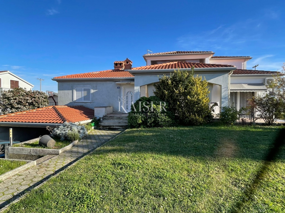 Istria, Umago - dintorni: casa arredata di 200m2 con due appartamenti e un grande giardino di 500m2