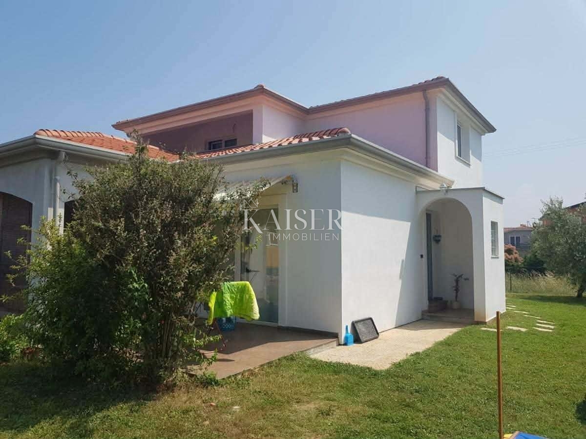 Istria, Umago - dintorni: casa arredata di 200m2 con due appartamenti e un grande giardino di 500m2