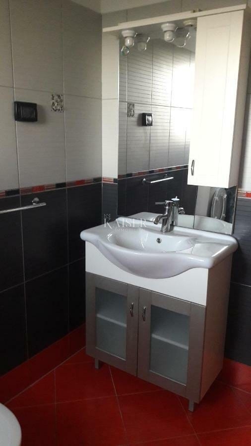 Istria, Umago - dintorni: casa arredata di 200m2 con due appartamenti e un grande giardino di 500m2