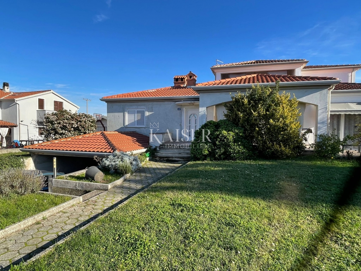 Istria, Umago - dintorni: casa arredata di 200m2 con due appartamenti e un grande giardino di 500m2