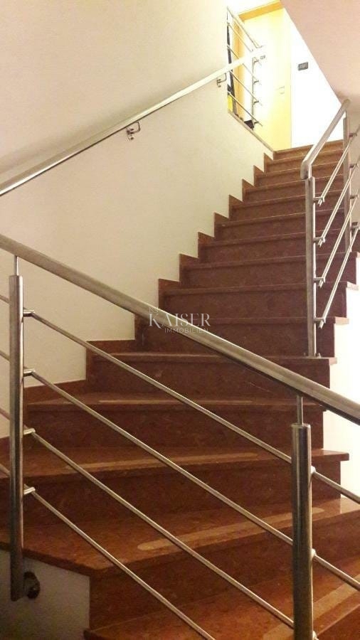 Istria, Umago - dintorni: casa arredata di 200m2 con due appartamenti e un grande giardino di 500m2