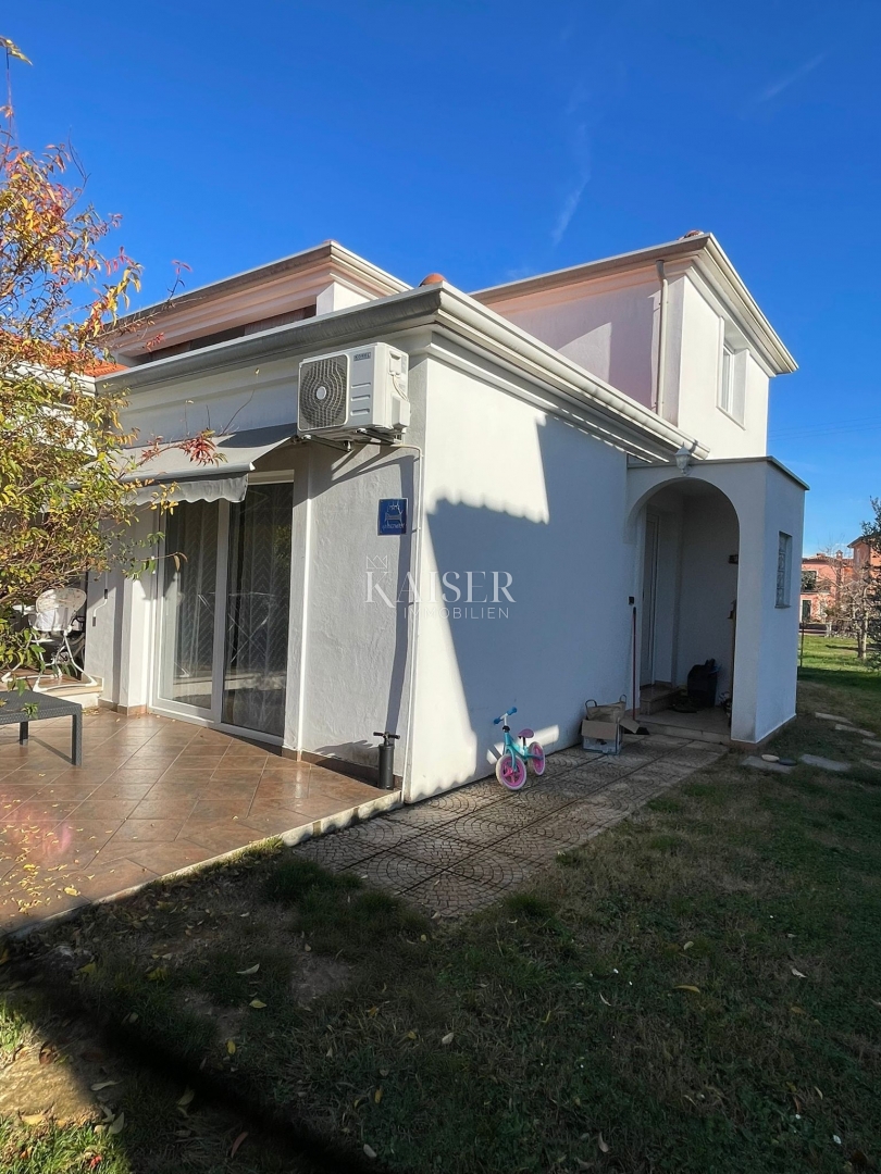 Istria, Umago - dintorni: casa arredata di 200m2 con due appartamenti e un grande giardino di 500m2