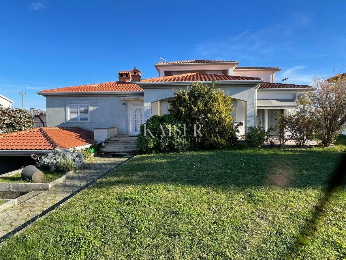 Istria, Umago - dintorni: casa arredata di 200m2 con due appartamenti e un grande giardino di 500m2