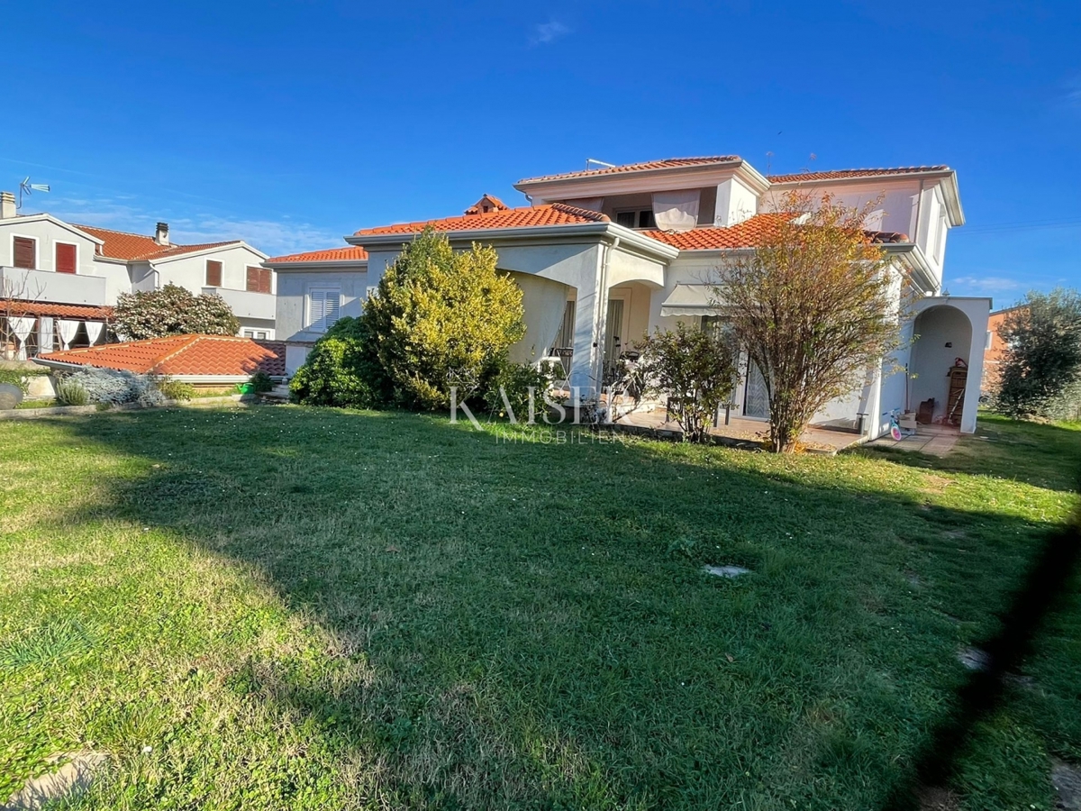 Istria, Umago - dintorni: casa arredata di 200m2 con due appartamenti e un grande giardino di 500m2