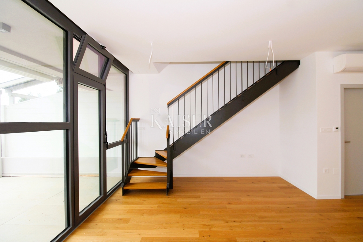 Istria, Rovigno - moderno appartamento duplex di 112 m2 con giardino e garage