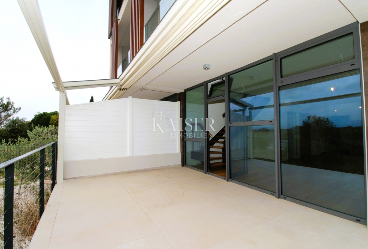 Istria, Rovigno - moderno appartamento duplex di 112 m2 con giardino e garage