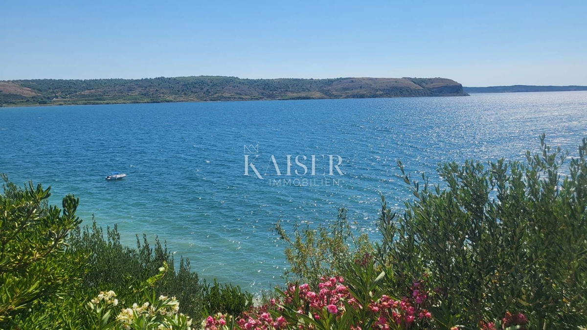 Zara – Rtina 937 m2 prima fila al mare