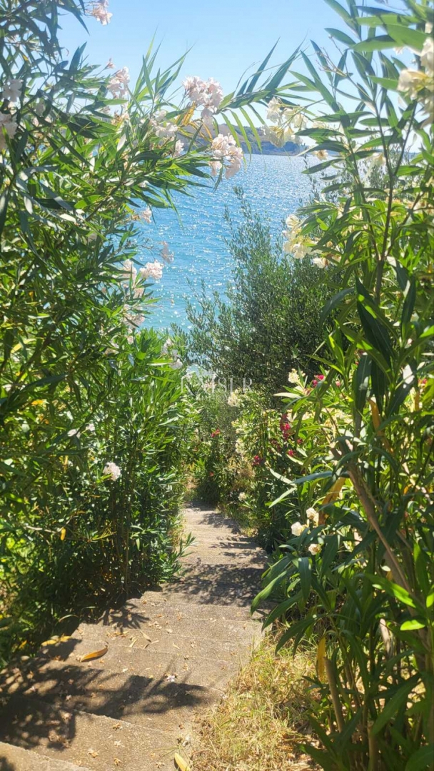 Zara – Rtina 937 m2 prima fila al mare