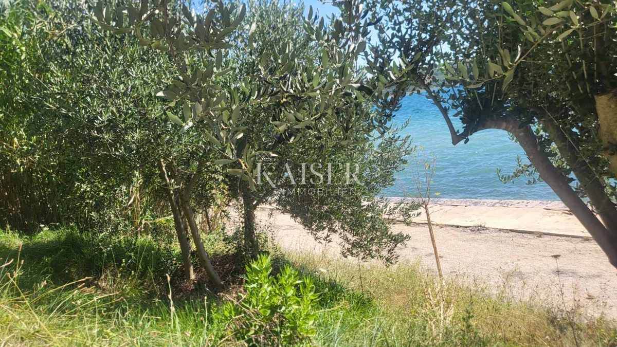 Zara – Rtina 937 m2 prima fila al mare