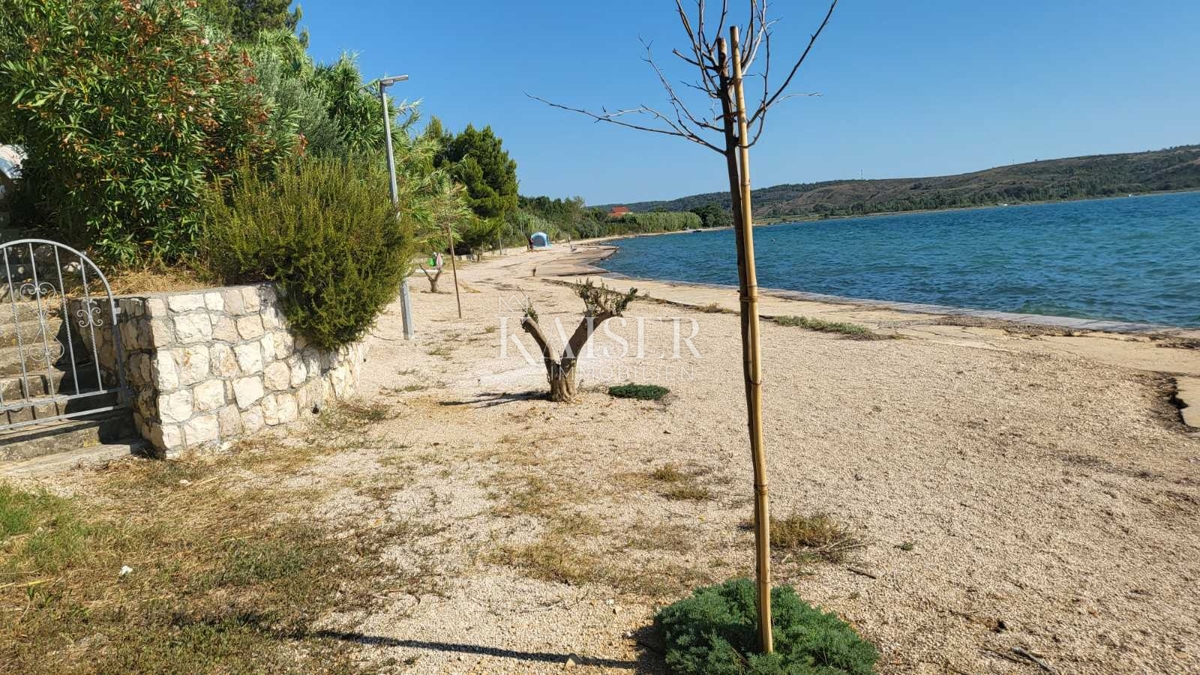 Zara – Rtina 937 m2 prima fila al mare