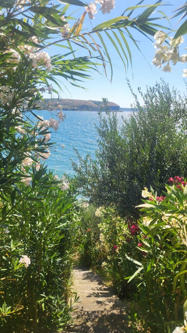 Zara – Rtina 937 m2 prima fila al mare