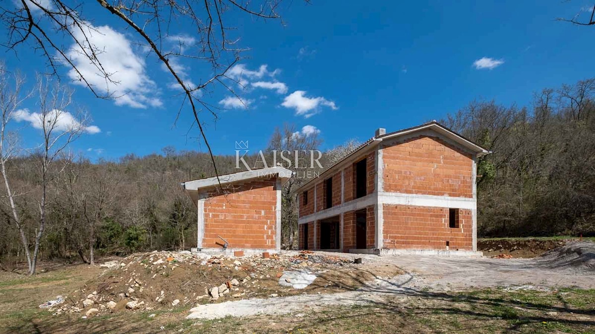 Istria, Kotli - casa in costruzione con grande terreno di 2400 m2 + 5100 m2