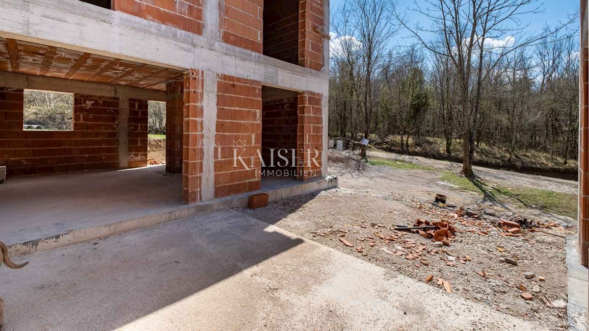 Istria, Kotli - casa in costruzione con grande terreno di 2400 m2 + 5100 m2