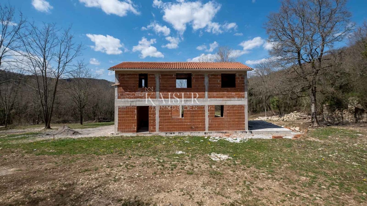 Istria, Kotli - casa in costruzione con grande terreno di 2400 m2 + 5100 m2