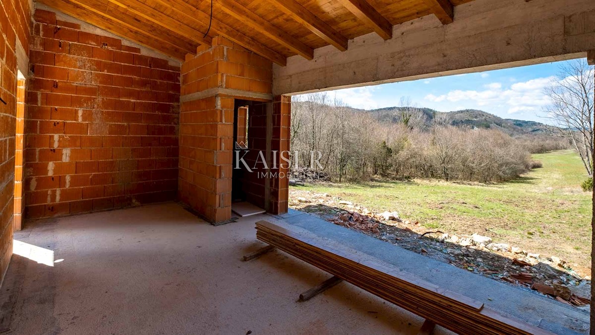 Istria, Kotli - casa in costruzione con grande terreno di 2400 m2 + 5100 m2