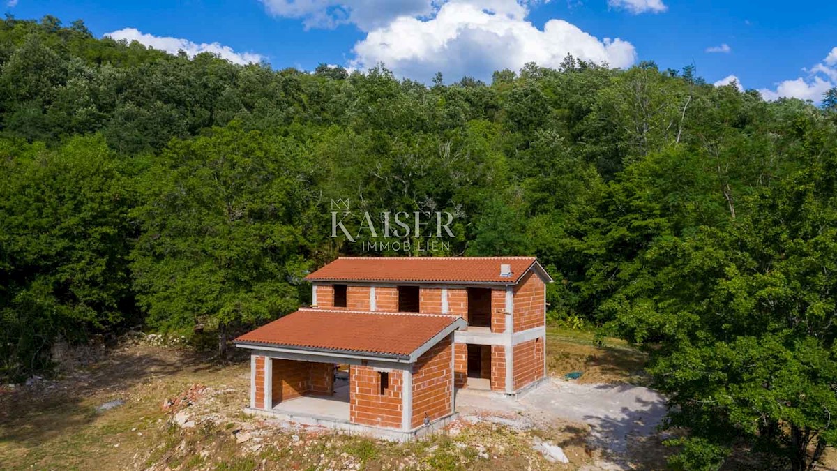 Istria, Kotli - casa in costruzione con grande terreno di 2400 m2 + 5100 m2