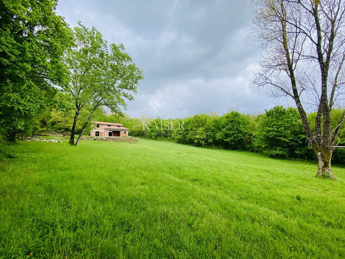 Istria, Kotli - casa in costruzione con grande terreno di 2400 m2 + 5100 m2