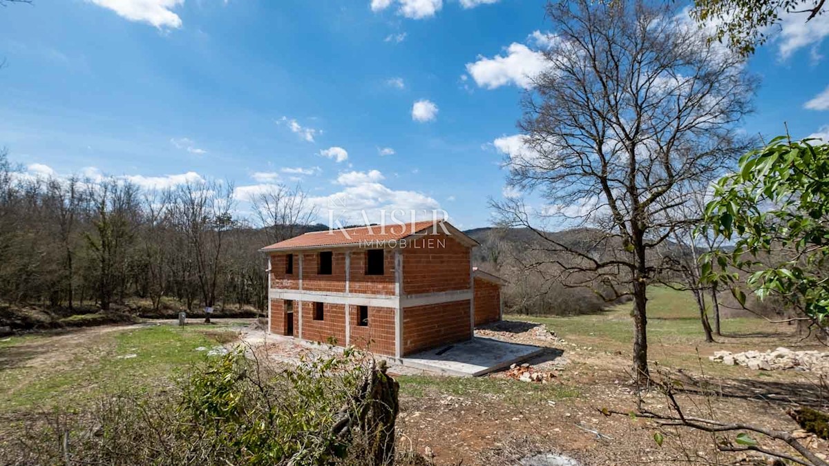 Istria, Kotli - casa in costruzione con grande terreno di 2400 m2 + 5100 m2