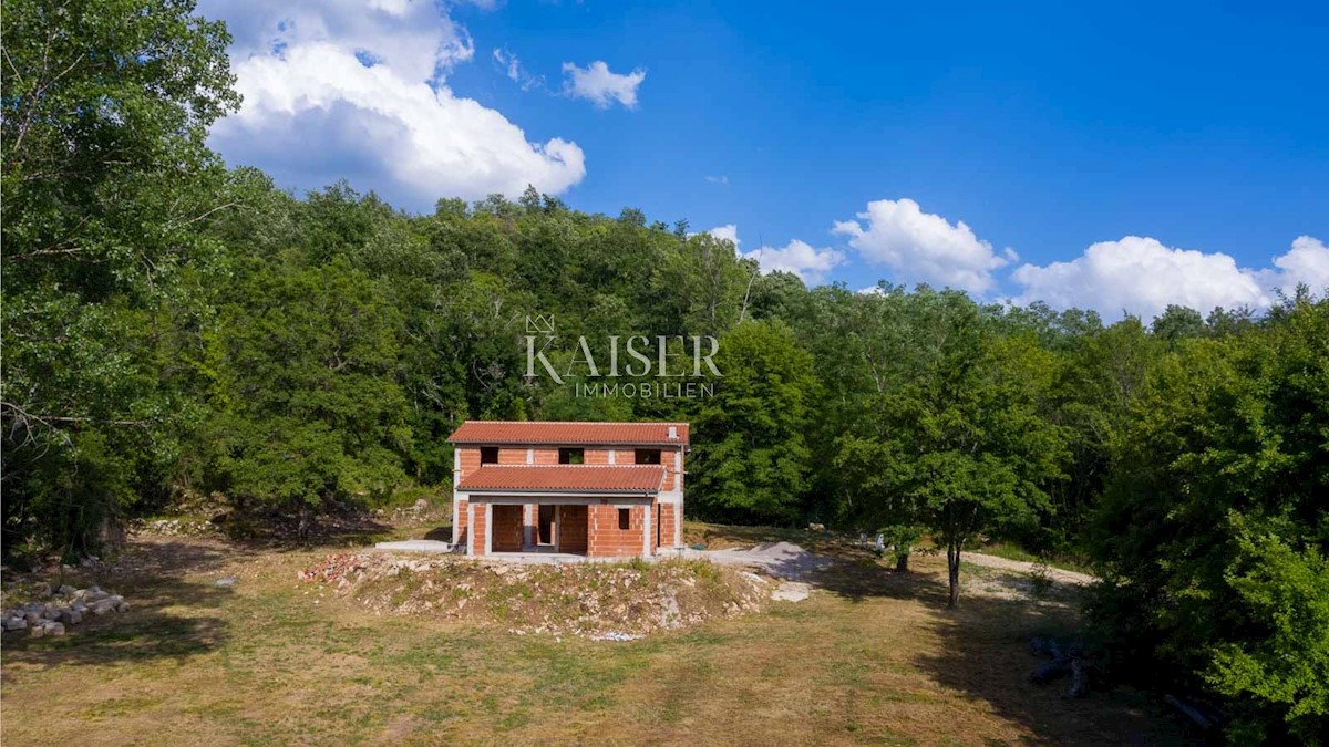 Istria, Kotli - casa in costruzione con grande terreno di 2400 m2 + 5100 m2