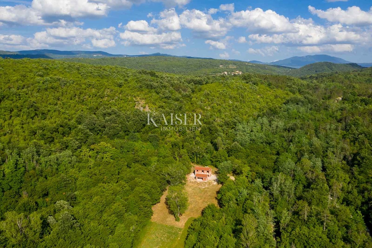 Istria, Kotli - casa in costruzione con grande terreno di 2400 m2 + 5100 m2