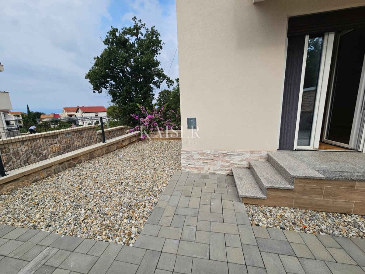 Isola di Krk, Njivice - appartamento 74m2 in una nuova costruzione, con cortile