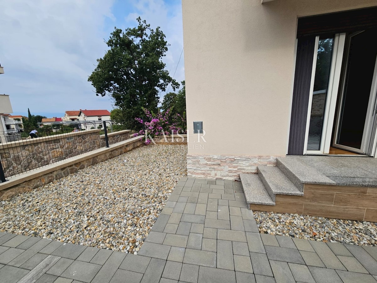 Isola di Krk, Njivice - appartamento 74m2 in una nuova costruzione, con cortile