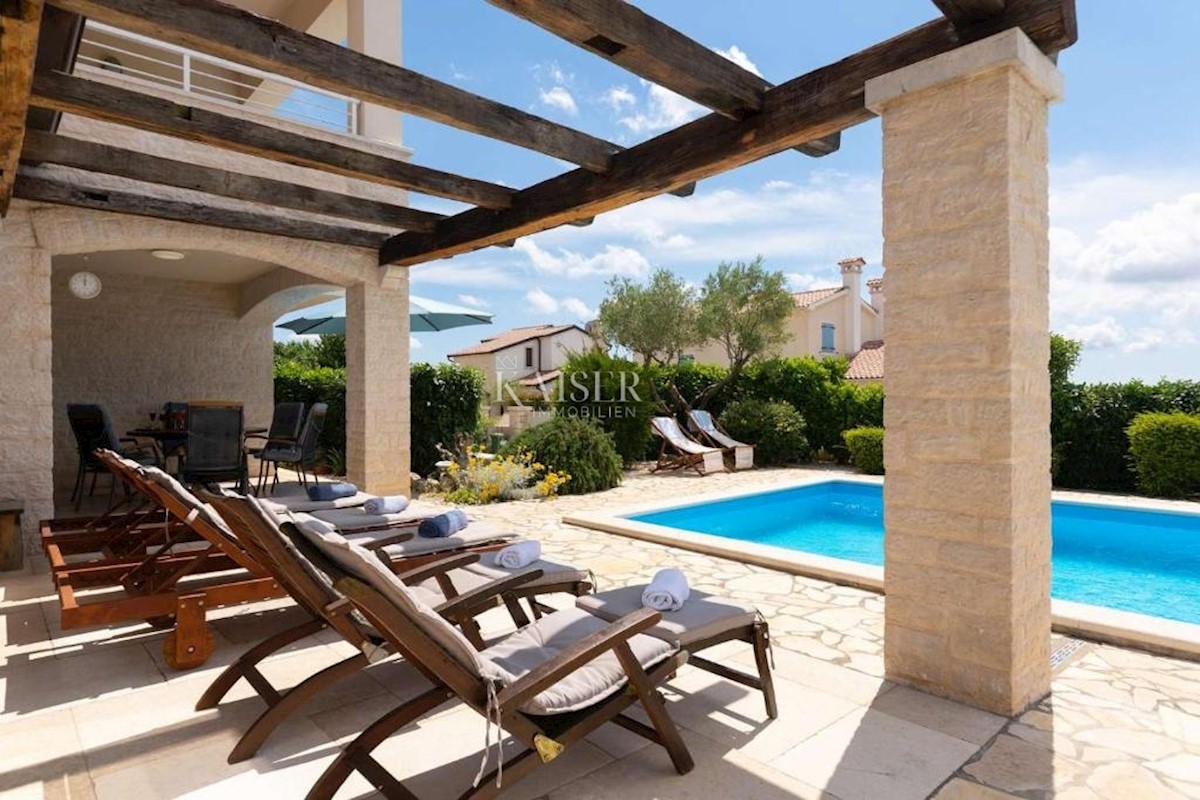 Istria, Visignano, casa con piscina e bellissima vista sul mare