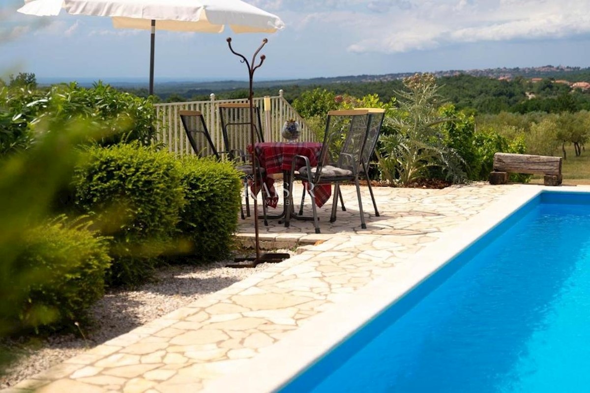 Istria, Visignano, casa con piscina e bellissima vista sul mare