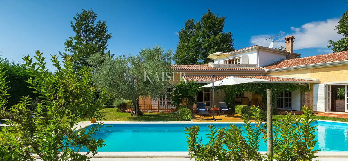 Istria - Parenzo, un'imponente villa in una posizione idilliaca