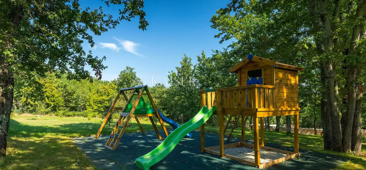 Istria - Parenzo, un'imponente villa in una posizione idilliaca