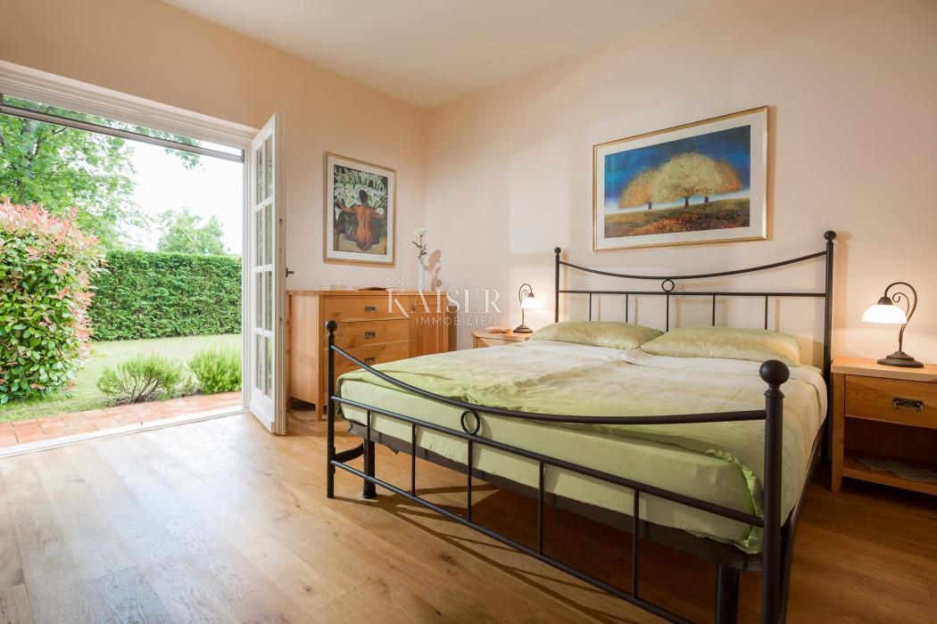 Istria - Parenzo, un'imponente villa in una posizione idilliaca