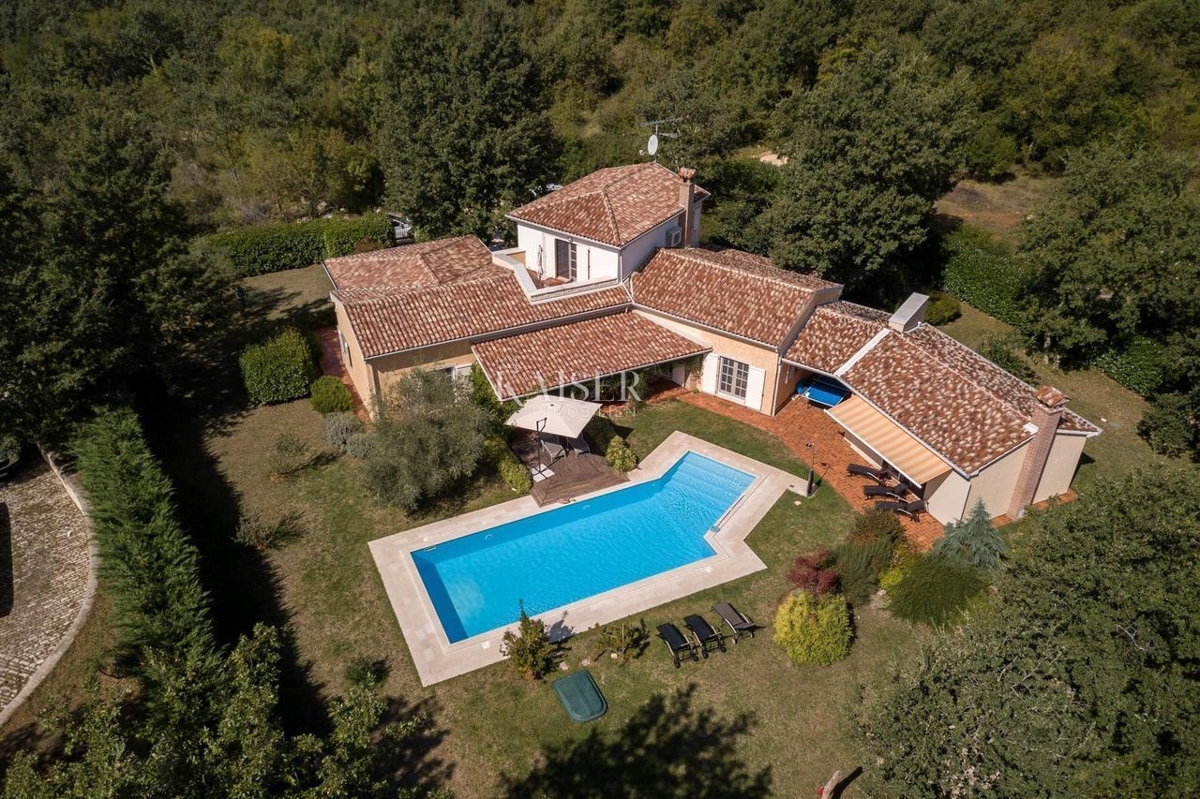 Istria - Parenzo, un'imponente villa in una posizione idilliaca